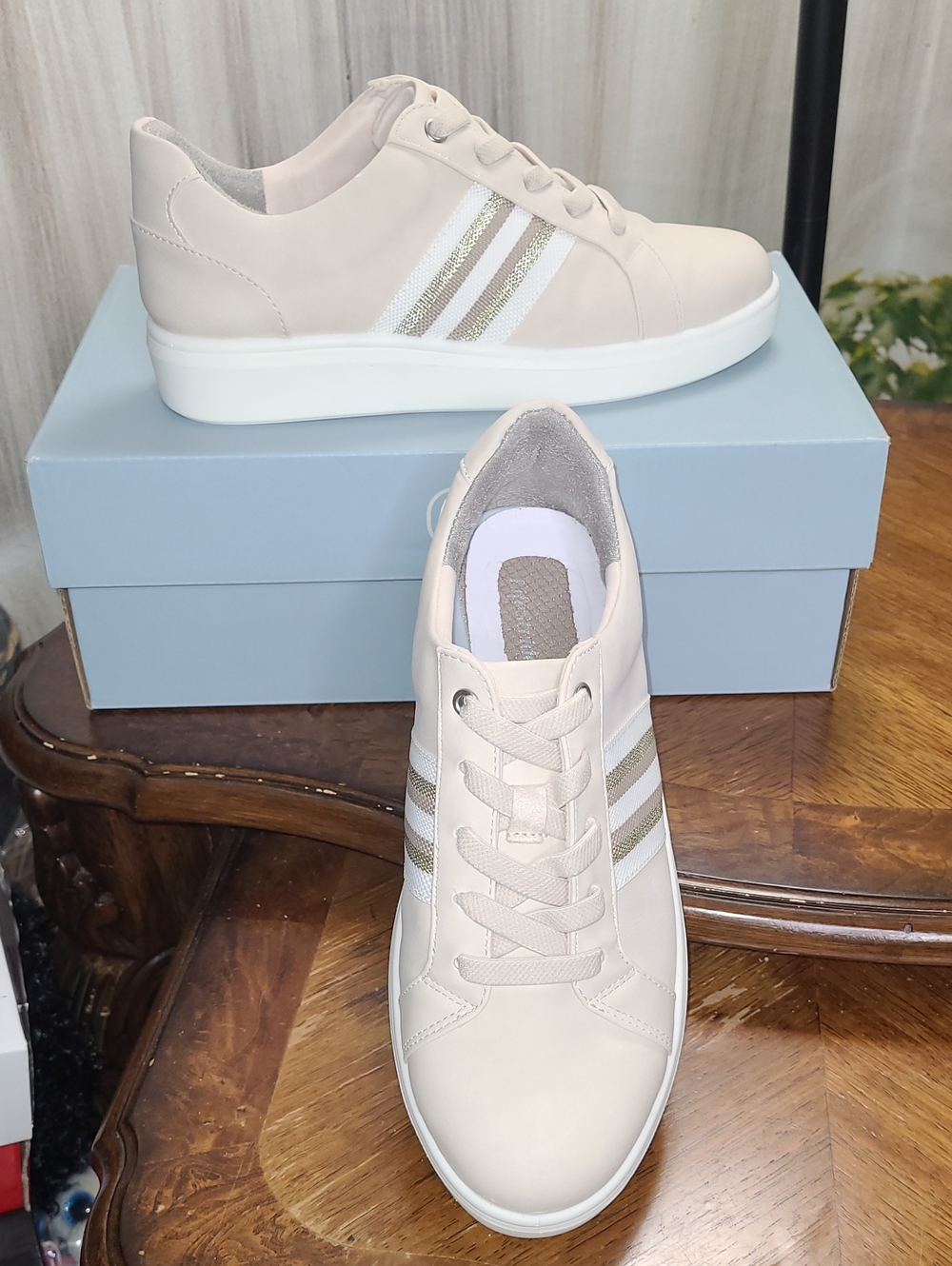 New in box! Life Stride Happy Friday Womens 6 sporty oxford metallic sneakers